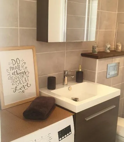 Cosy T2 Refait A Neuf Climatise, Vue Avec Terrasse Et Jardin, Wifi Piscine Tennis Et Parking * Sete